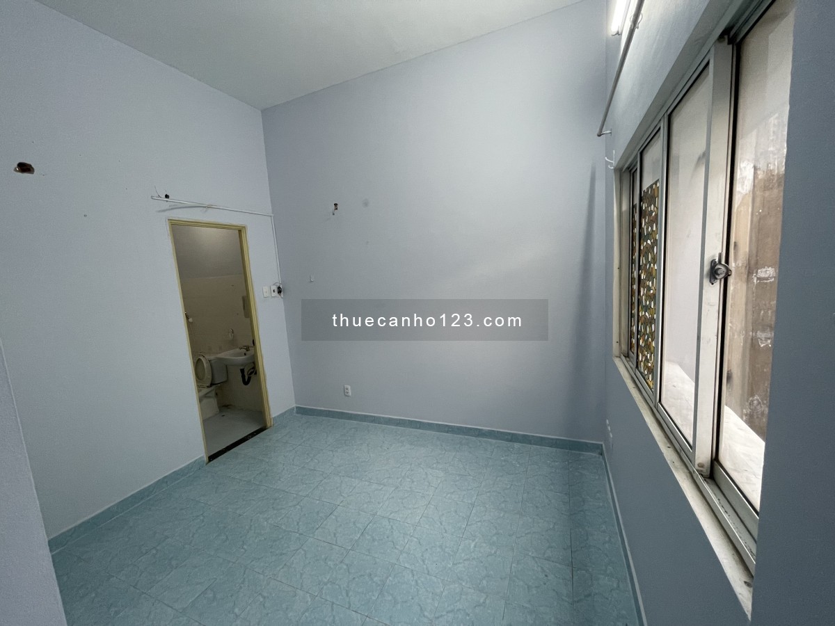 Cần cho thuê căn hộ 203 Nguyễn Trãi, Q.1, 80m, 3pn, 2wc, sân phơi, nhà có nội thất cơ bản, máy lạnh,