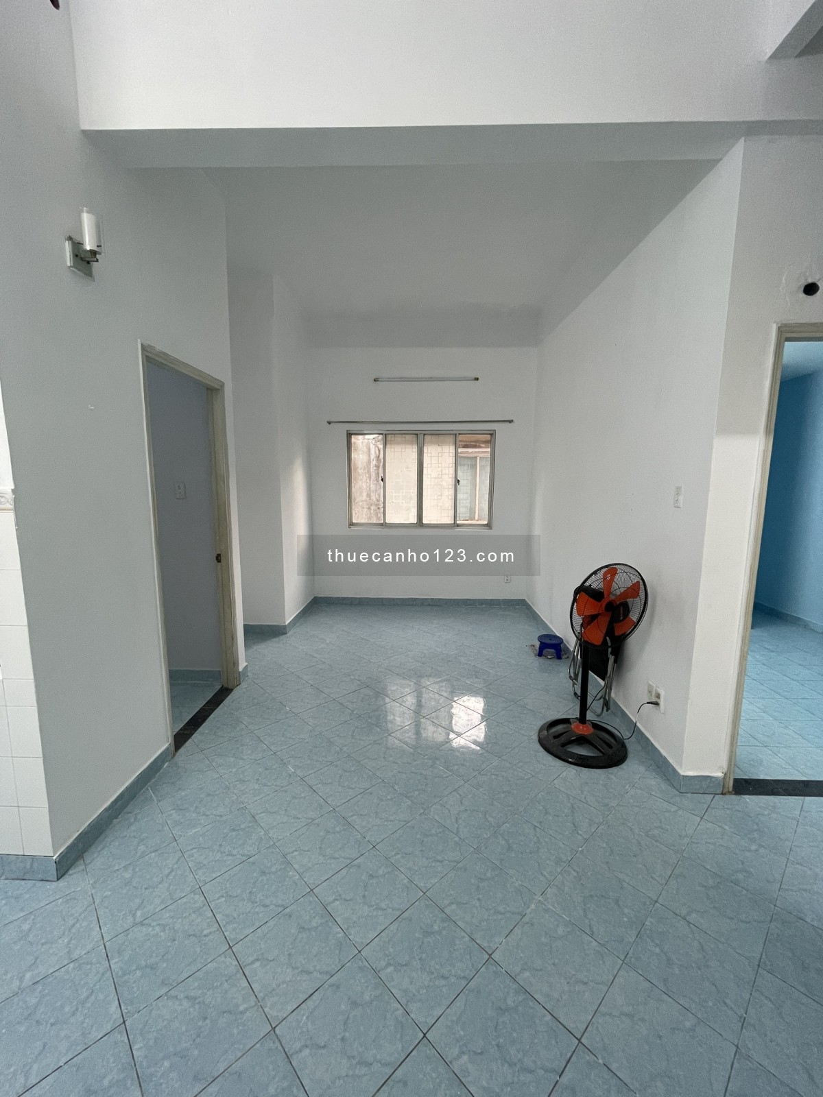 Cần cho thuê căn hộ 203 Nguyễn Trãi, Q.1, 80m, 3pn, 2wc, sân phơi, nhà có nội thất cơ bản, máy lạnh,