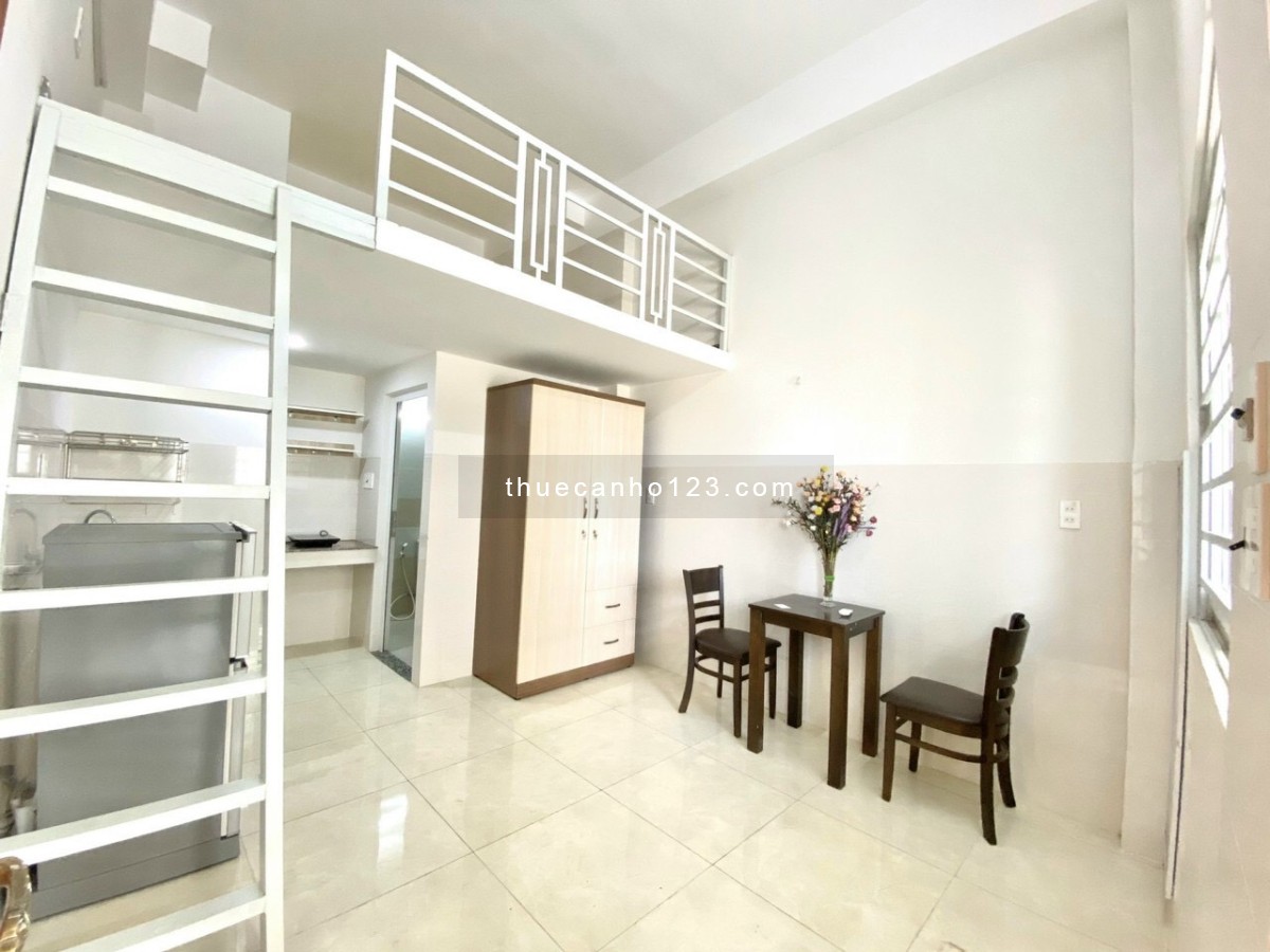 Duplex full nội thất cửa sổ ngay trung tâm Quận 7