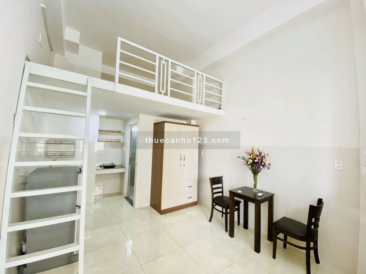 Duplex full nội thất cửa sổ ngay trung tâm Quận 7