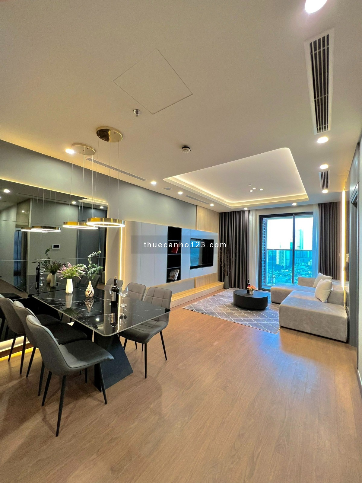 Chuyên cho thuê căn hộ Vinhomes D'Capitale 2 - 3PN view hồ, đồ siêu đẹp , LH 0988559347