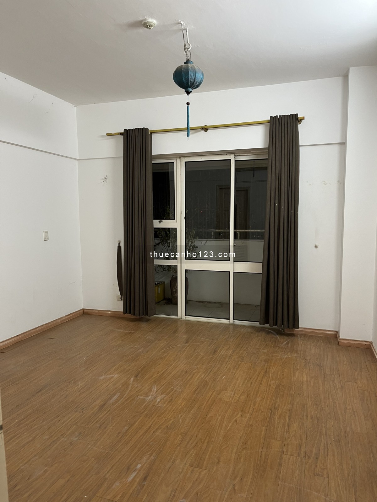 Cho thuê căn hộ chung cư 101 Láng Hạ, 150m2, 3PN, đồ cơ bản, giá 15tr/tháng LH 0971440890
