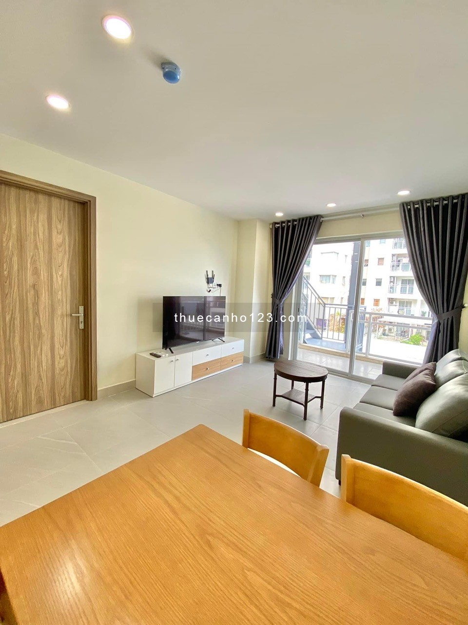 Cho thuê căn hộ 2 phòng ngủ ban công gần Masteri Thảo Điền, Cầu Sài Gòn, Hầm Thủ Thiêm, Sala