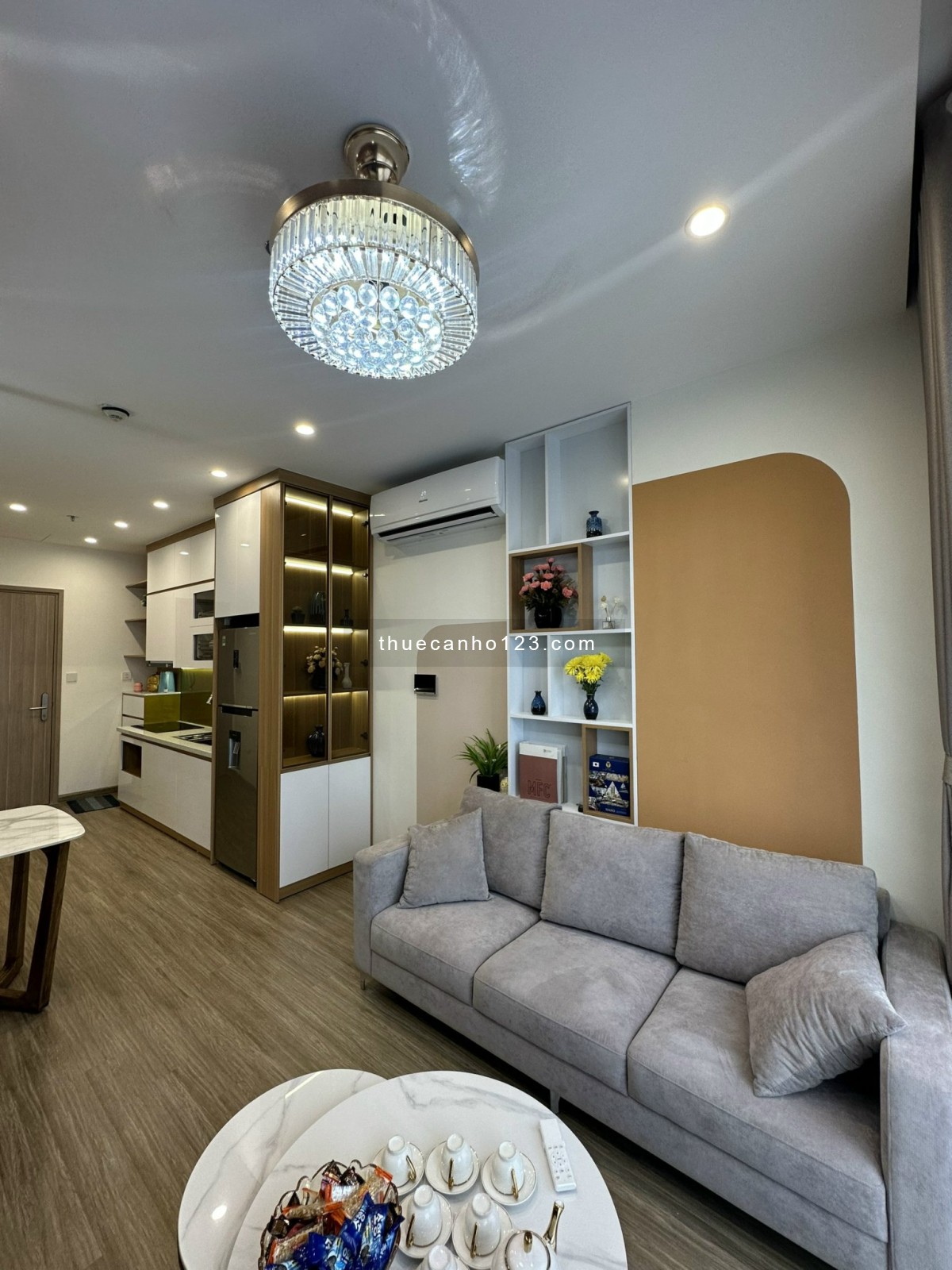 Dung Nguyễn 0985609285- Cho thuê căn 2 ngủ + full nội thất 12tr tại GS1 vinhomes smart city