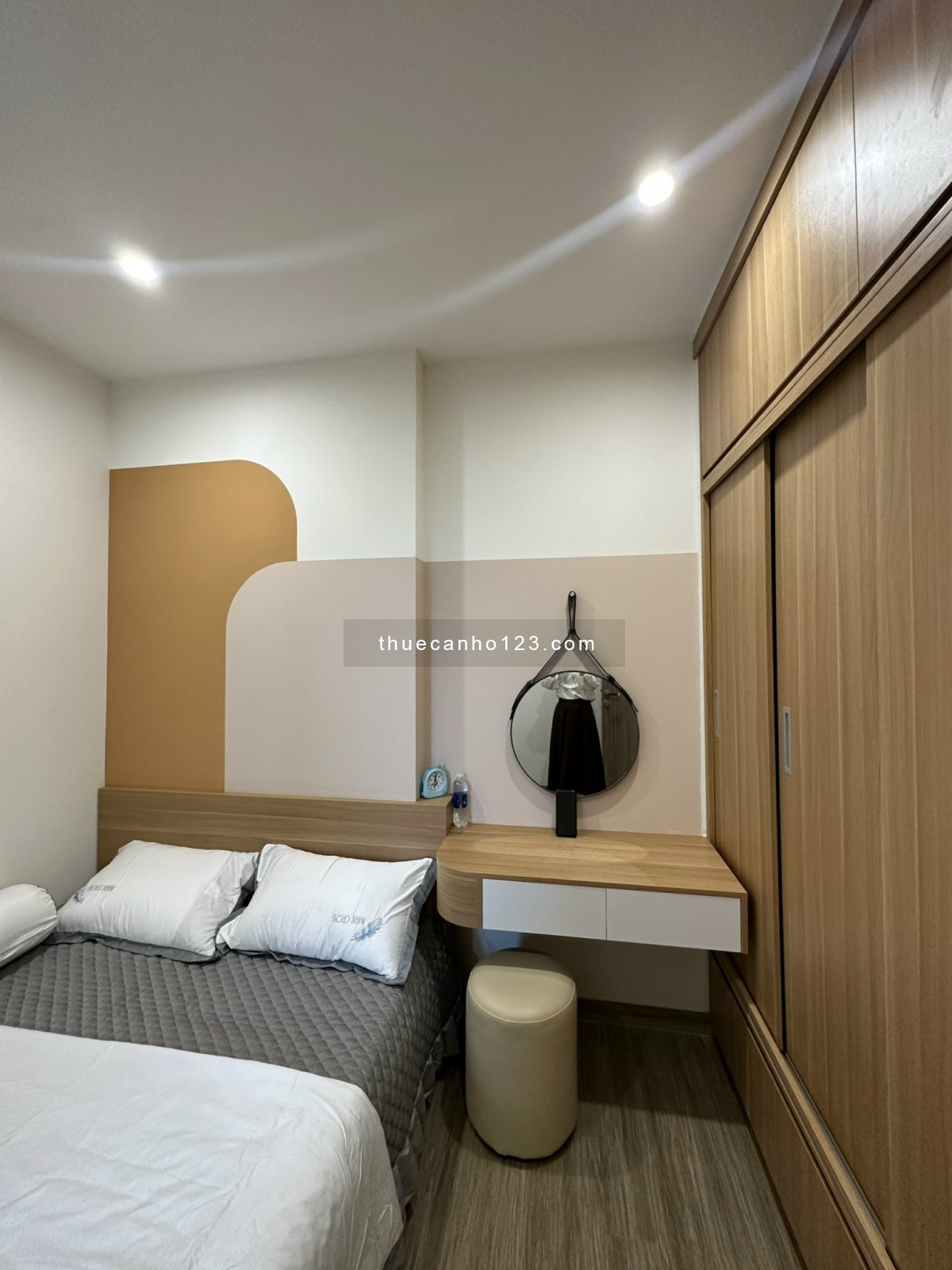 Dung Nguyễn 0985609285- Cho thuê căn 2 ngủ + full nội thất 12tr tại GS1 vinhomes smart city