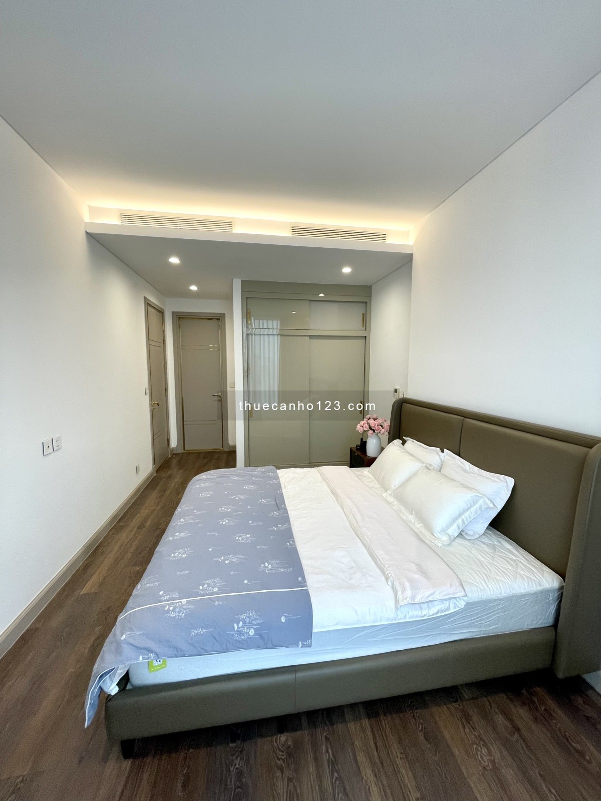 Chính chủ Đăng cho thuê căn hộ Full đồ 2 phòng ngủ 90m2 chung cư Sun Grand Thuỵ Khuê toà S2B tầng 16