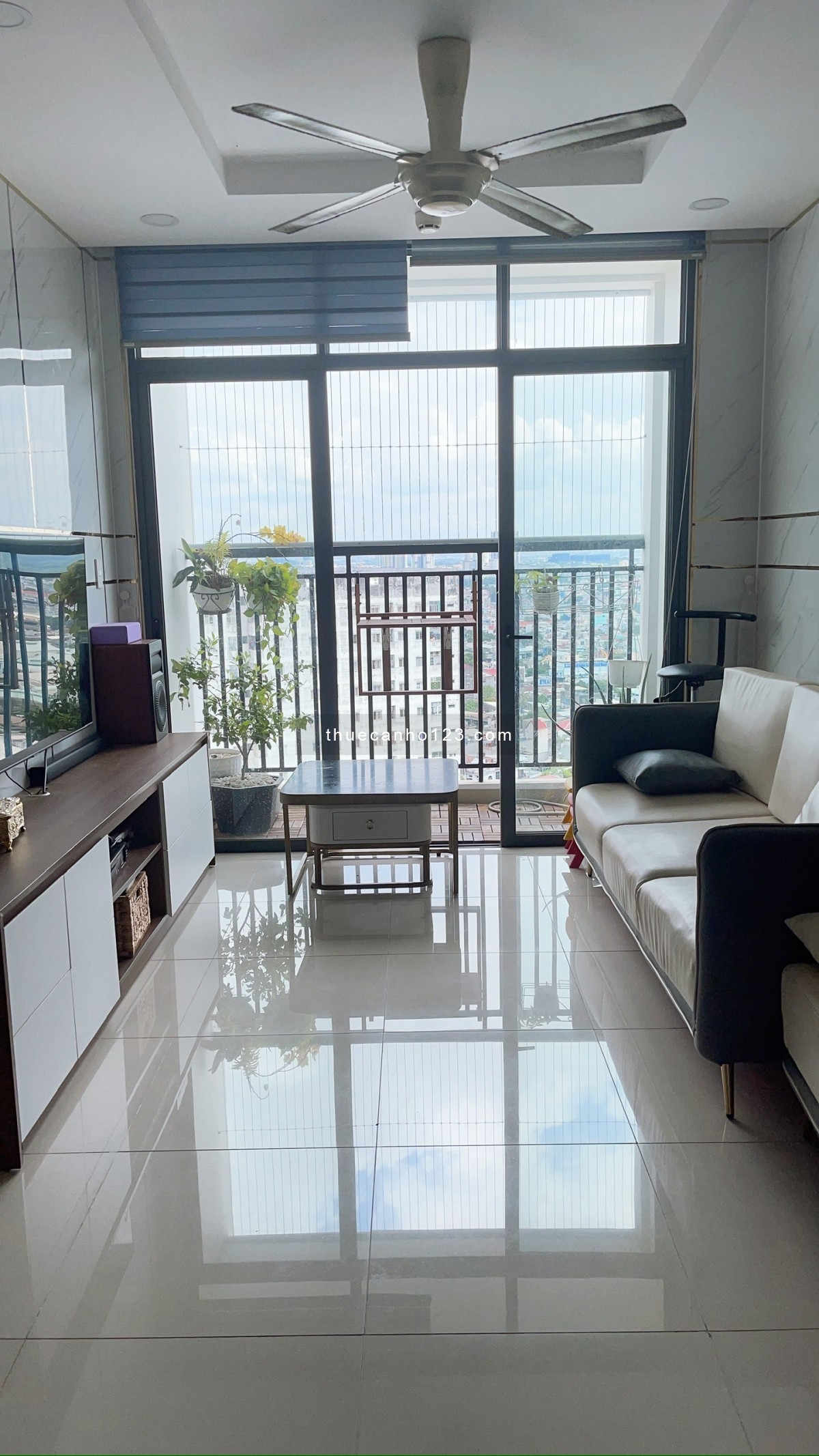 Chính chủ cần cho thuê căn hộ 2PN, 2WC, tầng cao thoáng mát chung cư Phú Đông Premier