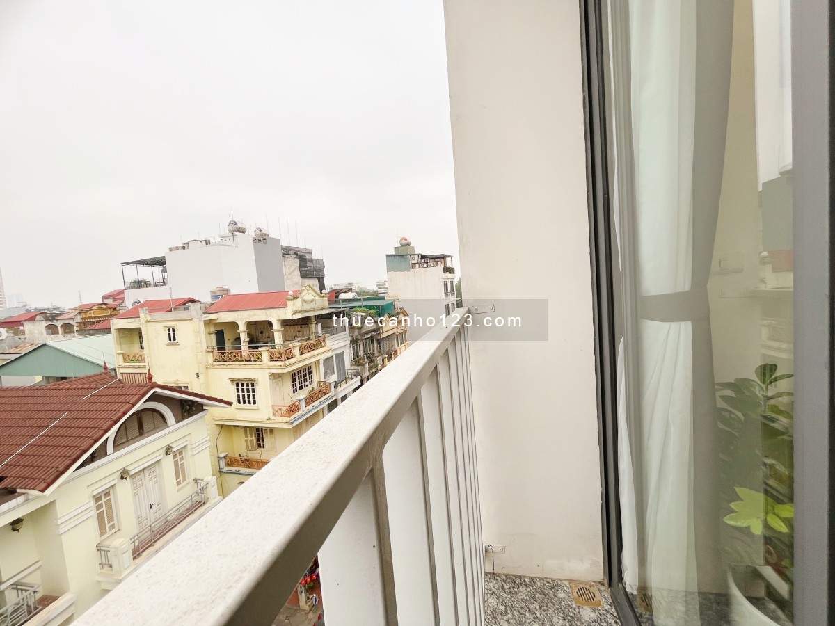 Cho thuê căn hộ 01 ngủ 45m2 tại mặt phố Võng Thị ngay mặt Hồ Tây, ô tô đỗ cửa
