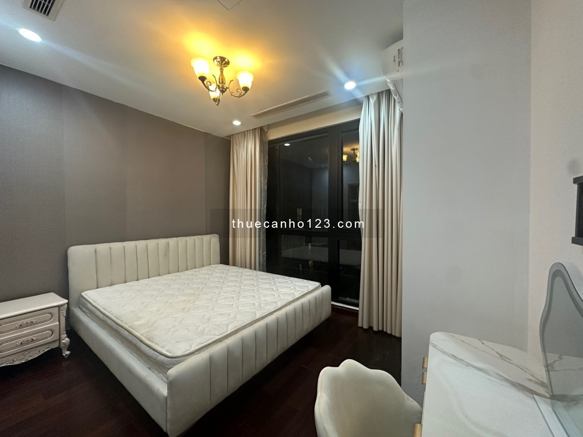Cho thuê 2 ngủ full chung cư cao cấp Royal City Nguyễn Trãi