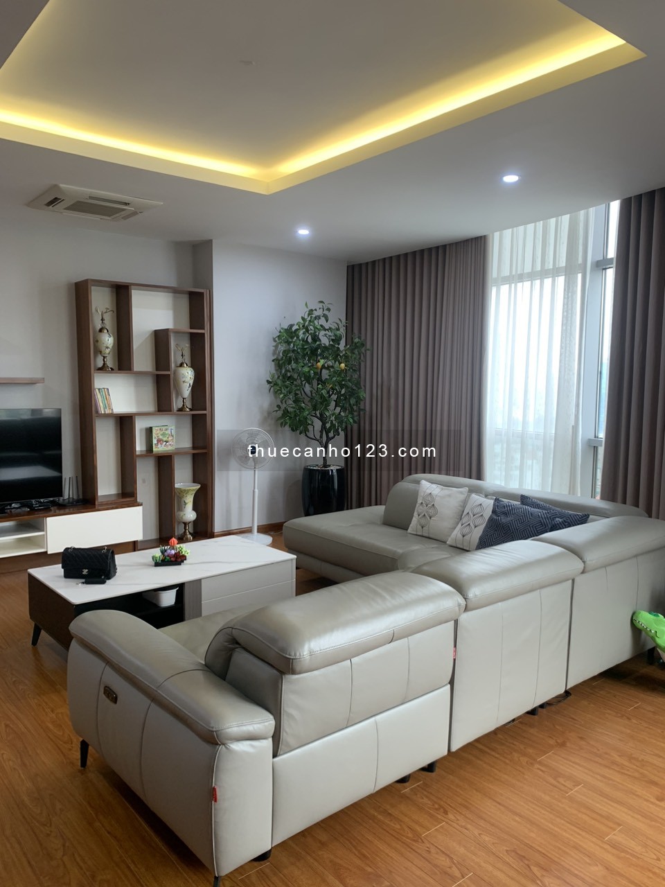 Cho thuê căn hộ EURO WINDOW Trần Duy Hưng 180m, 3 ngủ, 3 wc, full đồ đẹp, giá tốt.LH 0918682528