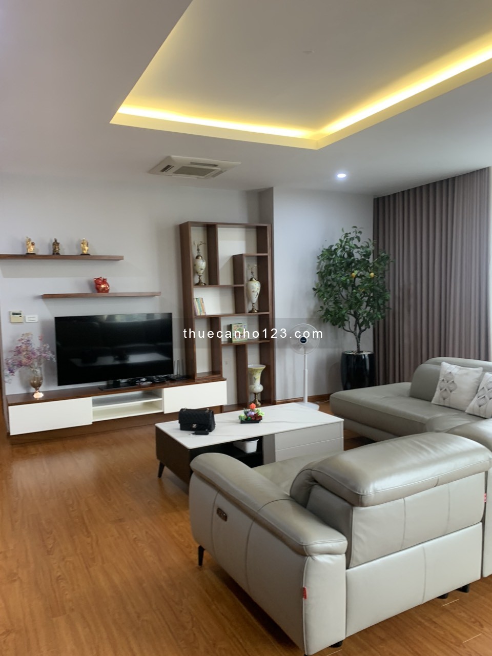 Cho thuê căn hộ EURO WINDOW Trần Duy Hưng 180m, 3 ngủ, 3 wc, full đồ đẹp, giá tốt.LH 0918682528