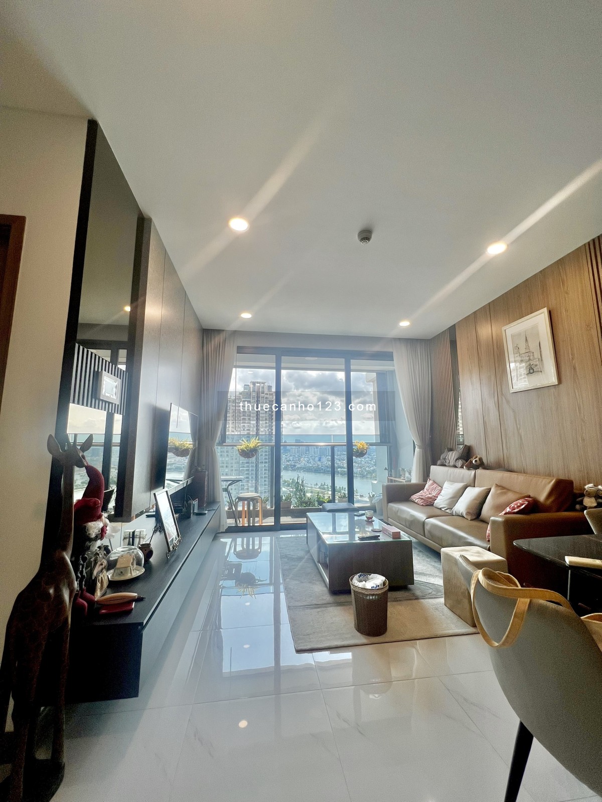 Cho thuê căn hộ Sunwah Pearl view sông, thiết kế 3PN. Giá cực tốt 45tr5