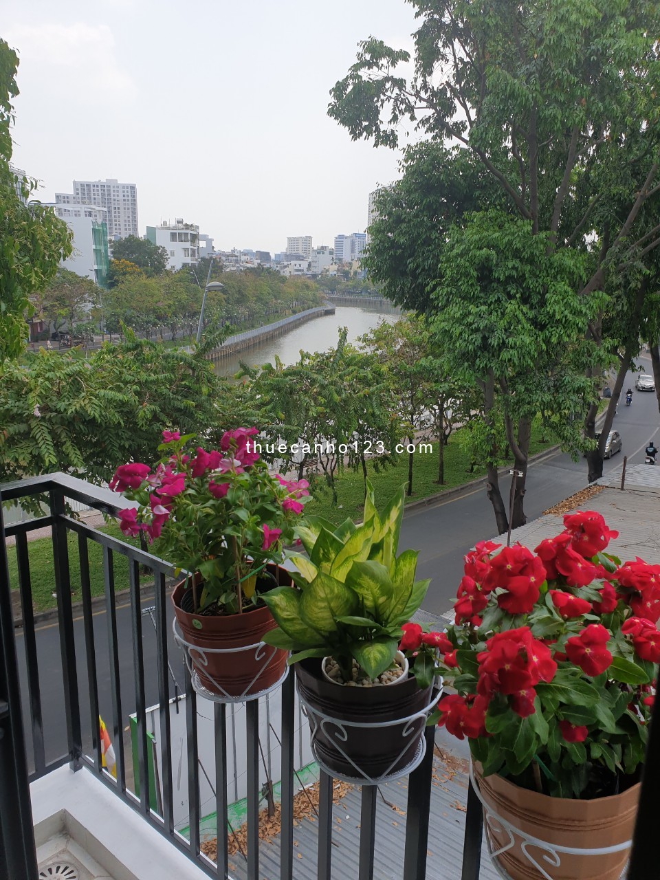 Căn hộ ban công đủ nội thất- view sông ở Trường Sa Phú Nhuận
