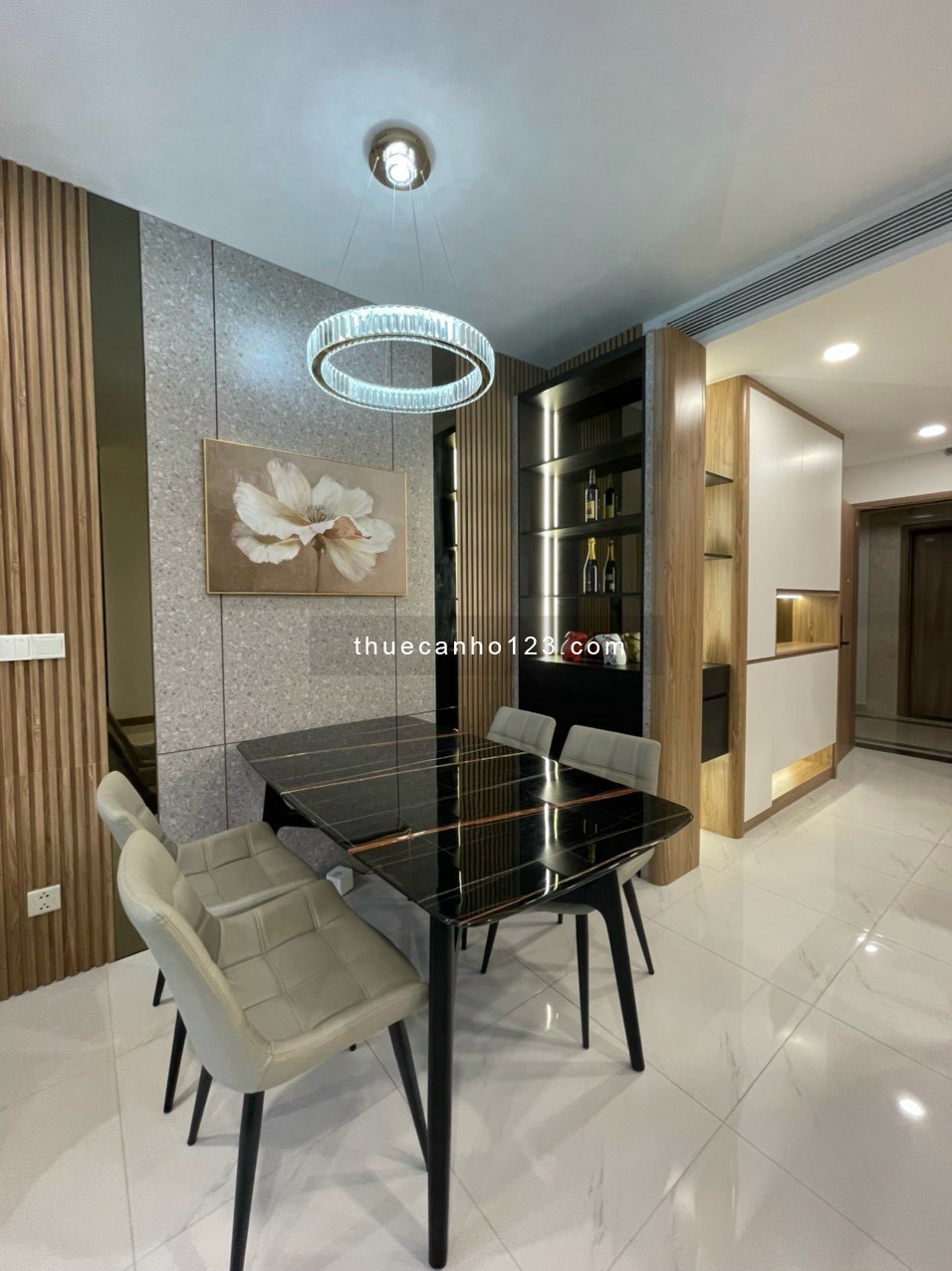 Căn 110m2 (2PN+1) view trực diện sông và Landmart 81 - Full nội thất cao cấp - 46 triệu/tháng