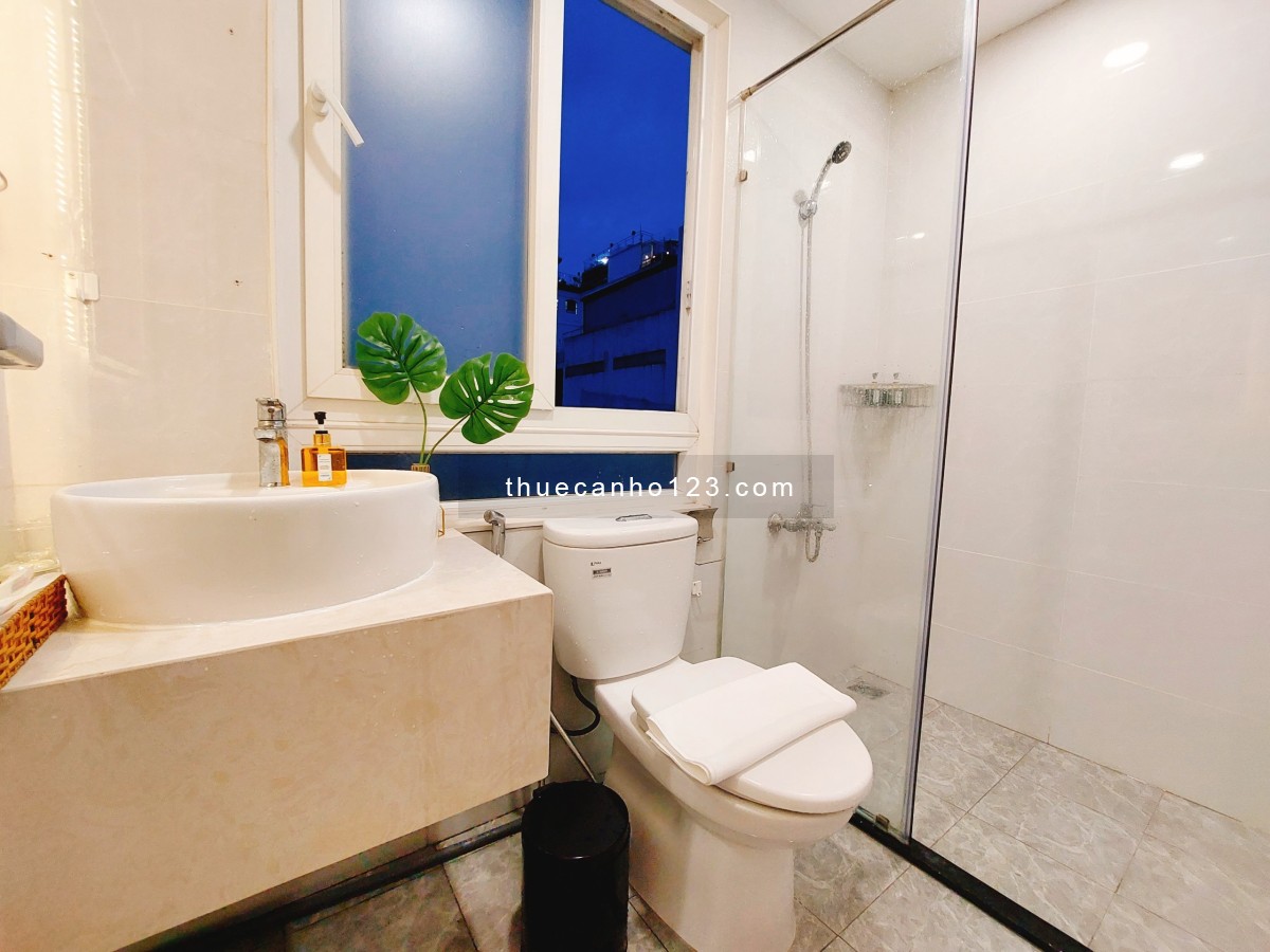 Penthouse 2 PN có ban công rộng siêu chill tại Quận 1