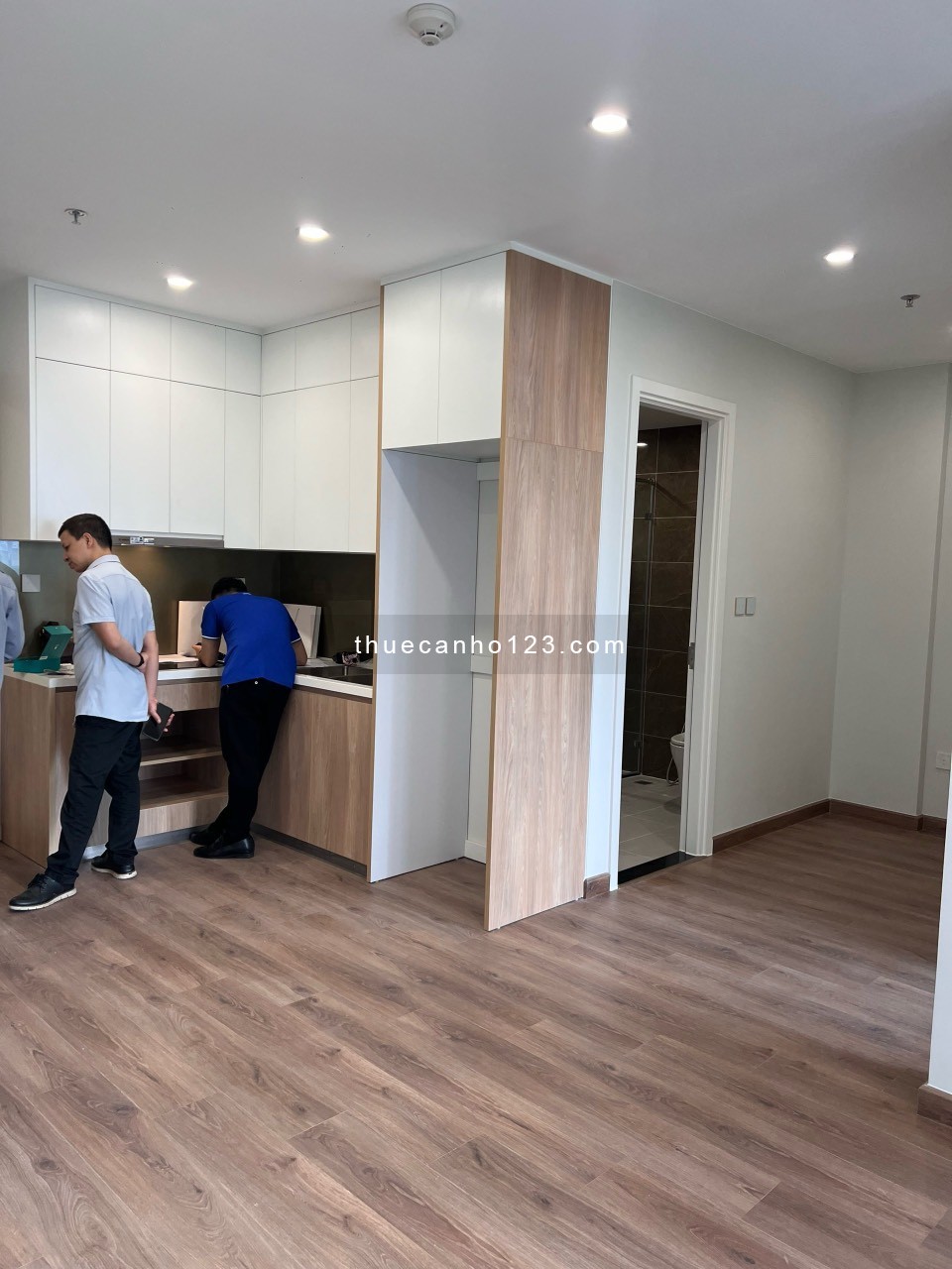 Cho thuê căn 1N+1 43m2 nội thất cơ bản toà I1 giá 8tr mpdv. Liên hệ: 0961355531