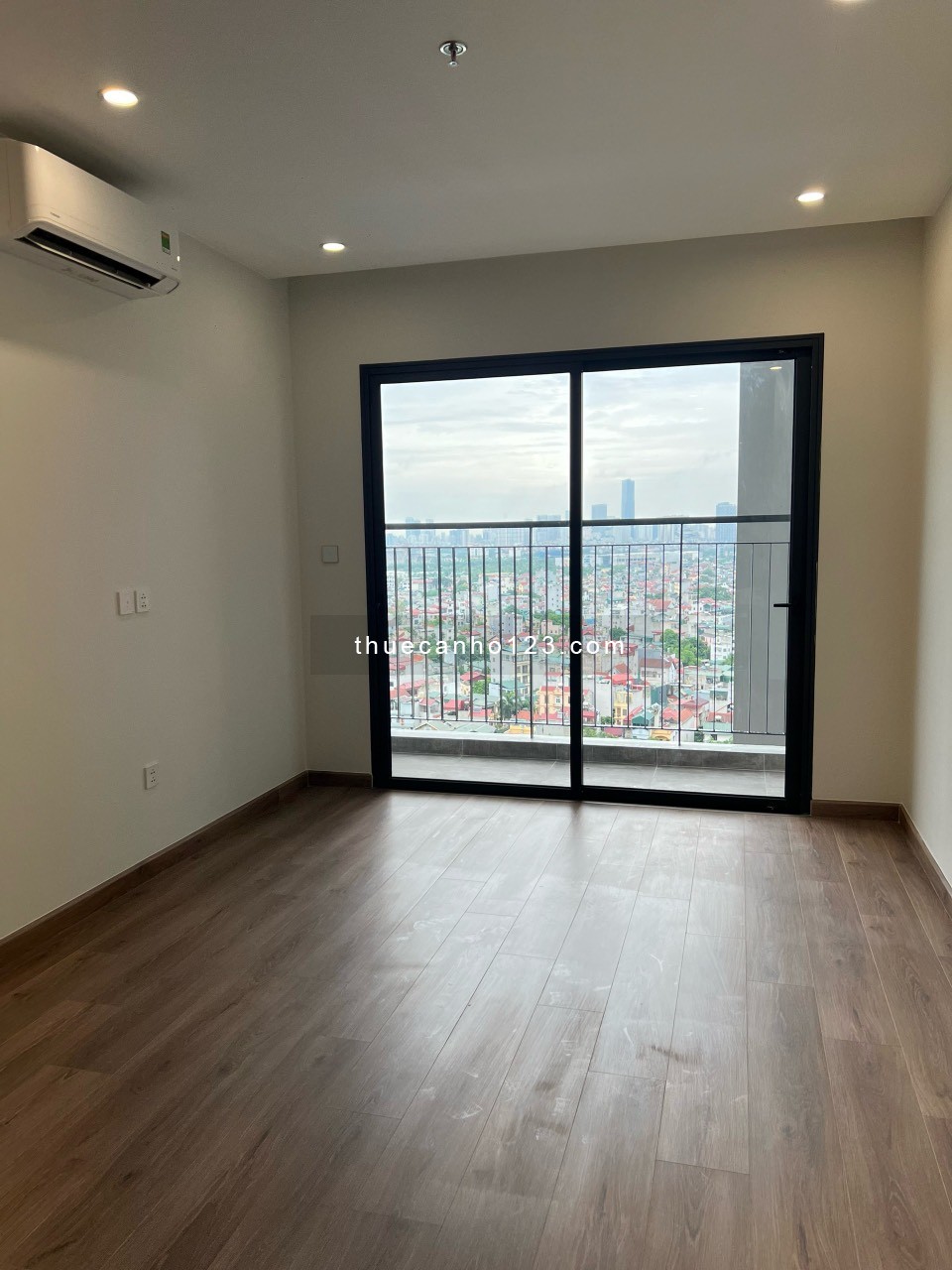 Cho thuê căn 1N+1 43m2 nội thất cơ bản toà I1 giá 8tr mpdv. Liên hệ: 0961355531