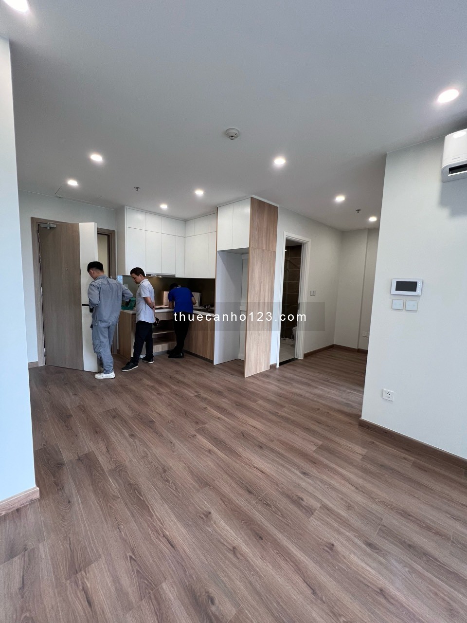 Cho thuê căn 1N+1 43m2 nội thất cơ bản toà I1 giá 8tr mpdv. Liên hệ: 0961355531