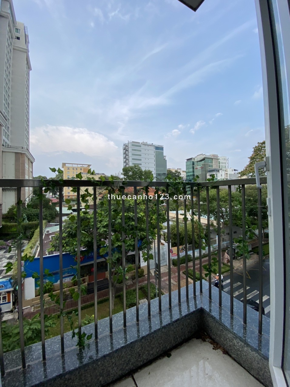 CHO THUÊ CĂN HỘ BAN CÔNG VIEW LANDMARK SIÊU ĐẸP HƠN 35M2 TẠI QUẬN 3