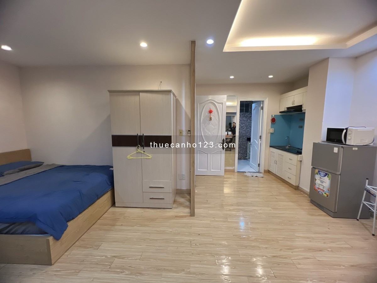 Căn hộ cho thuê ở Lý Chính Thắng rộng 35m2 cửa sổ thoáng, thang máy, hẻm ô tô