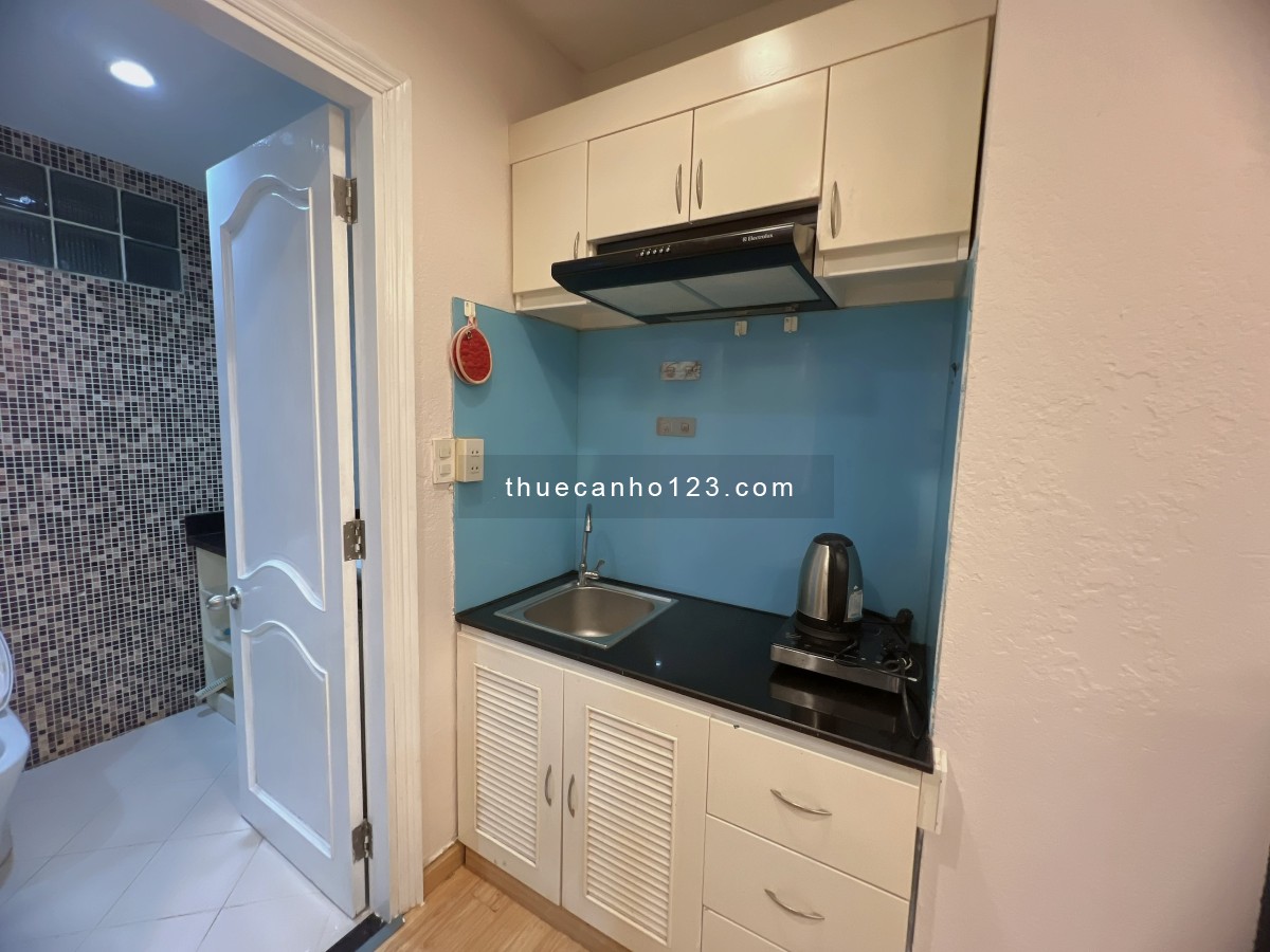 Căn hộ cho thuê ở Lý Chính Thắng rộng 35m2 cửa sổ thoáng, thang máy, hẻm ô tô