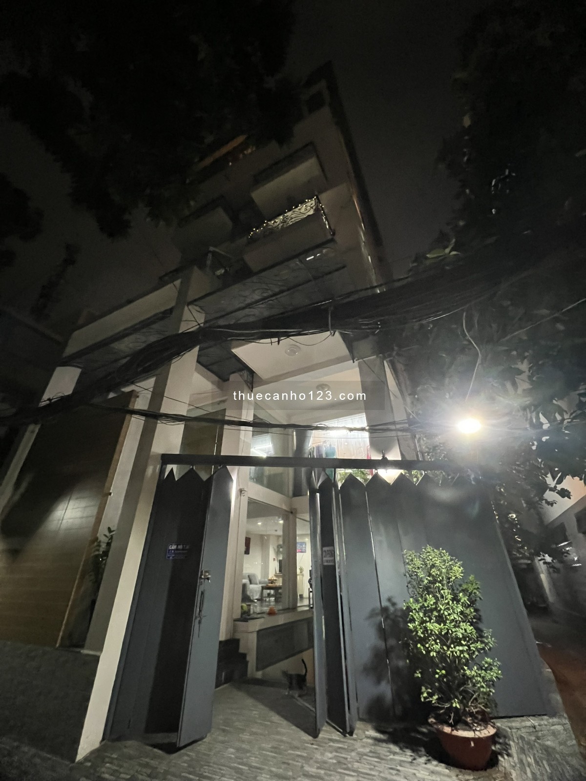 Căn hộ cho thuê ở Lý Chính Thắng rộng 35m2 cửa sổ thoáng, thang máy, hẻm ô tô