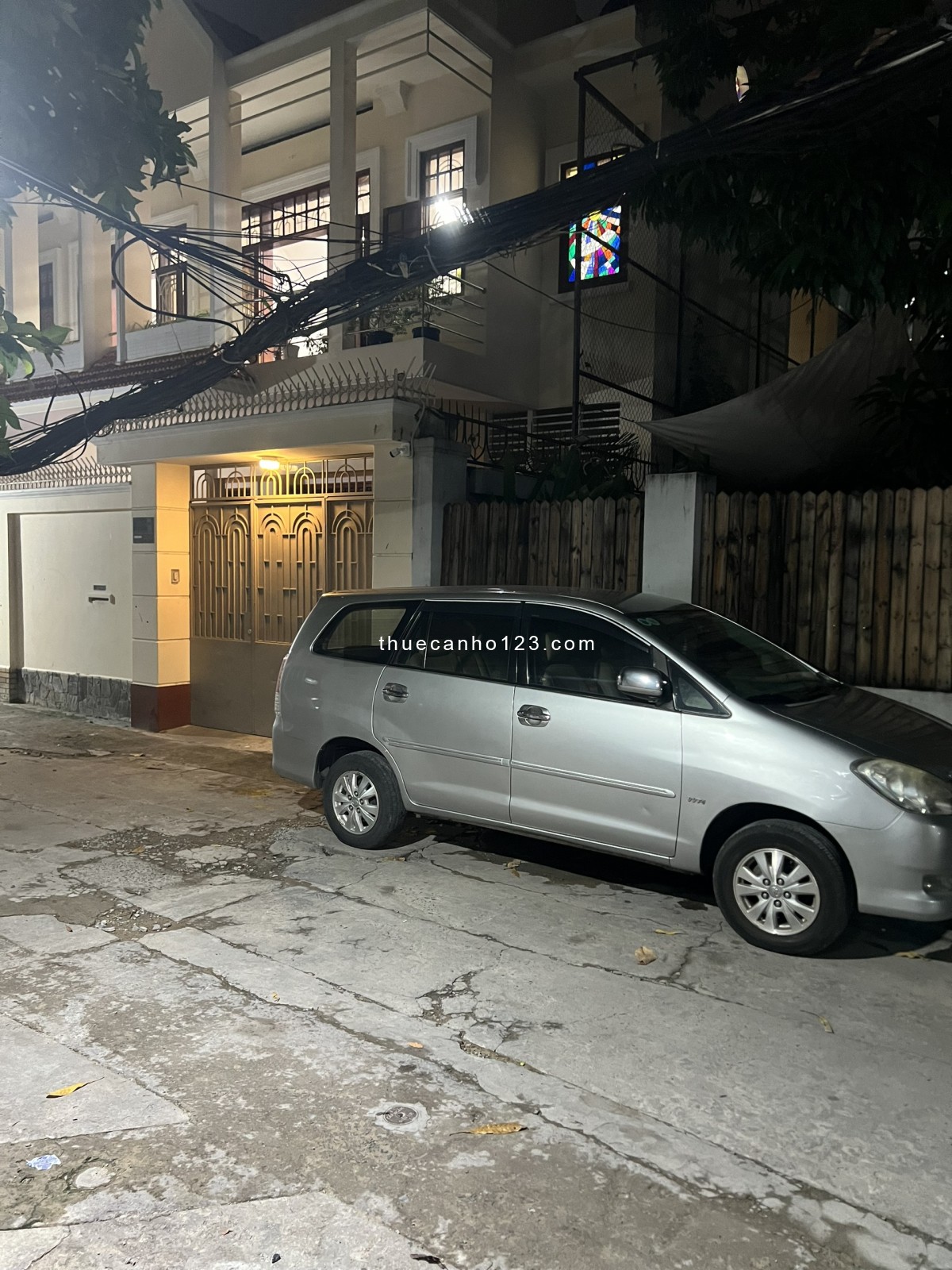 Căn hộ cho thuê ở Lý Chính Thắng rộng 35m2 cửa sổ thoáng, thang máy, hẻm ô tô