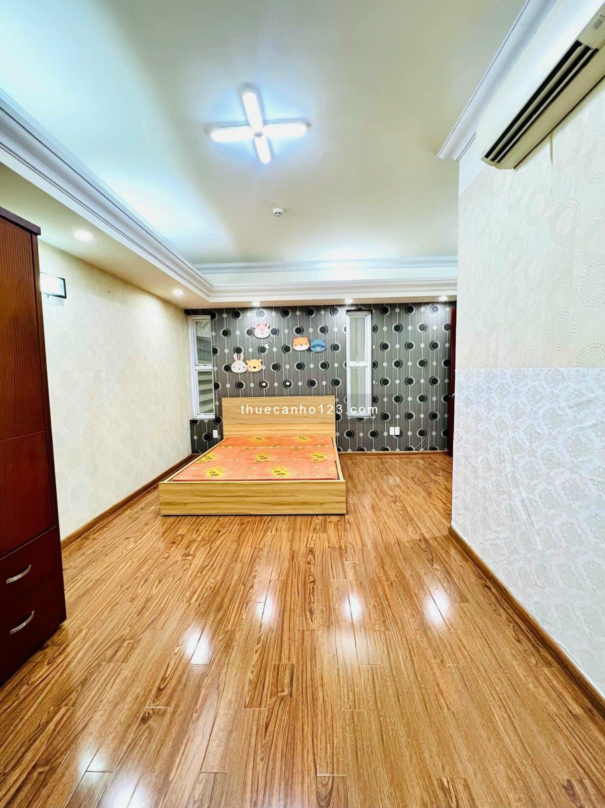 Cao Ốc Screc Quận 3 cho thuê giá 12tr 70m2 2pn 2wc. Nội thất full