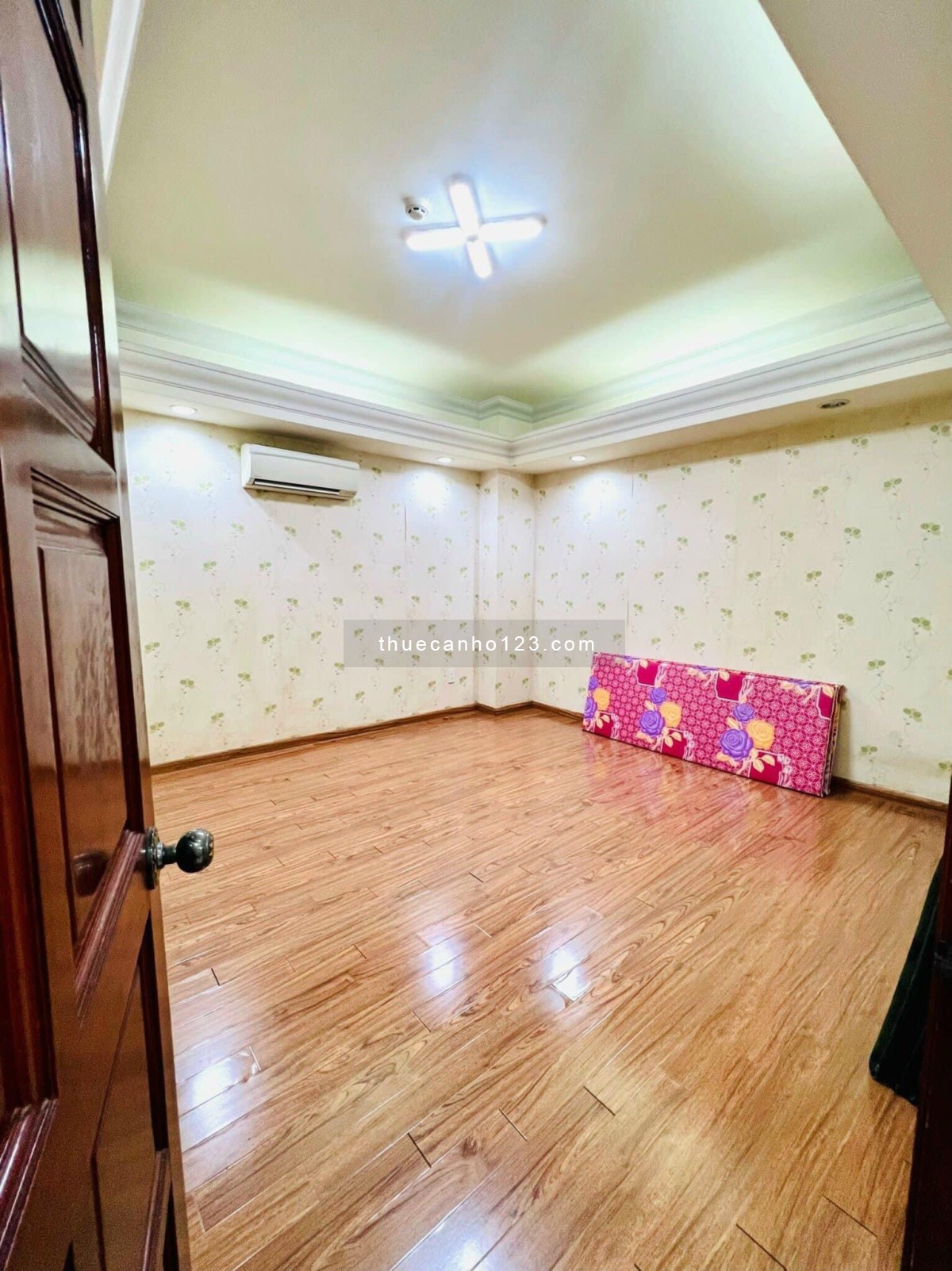 Cao Ốc Screc Quận 3 cho thuê giá 12tr 70m2 2pn 2wc. Nội thất full