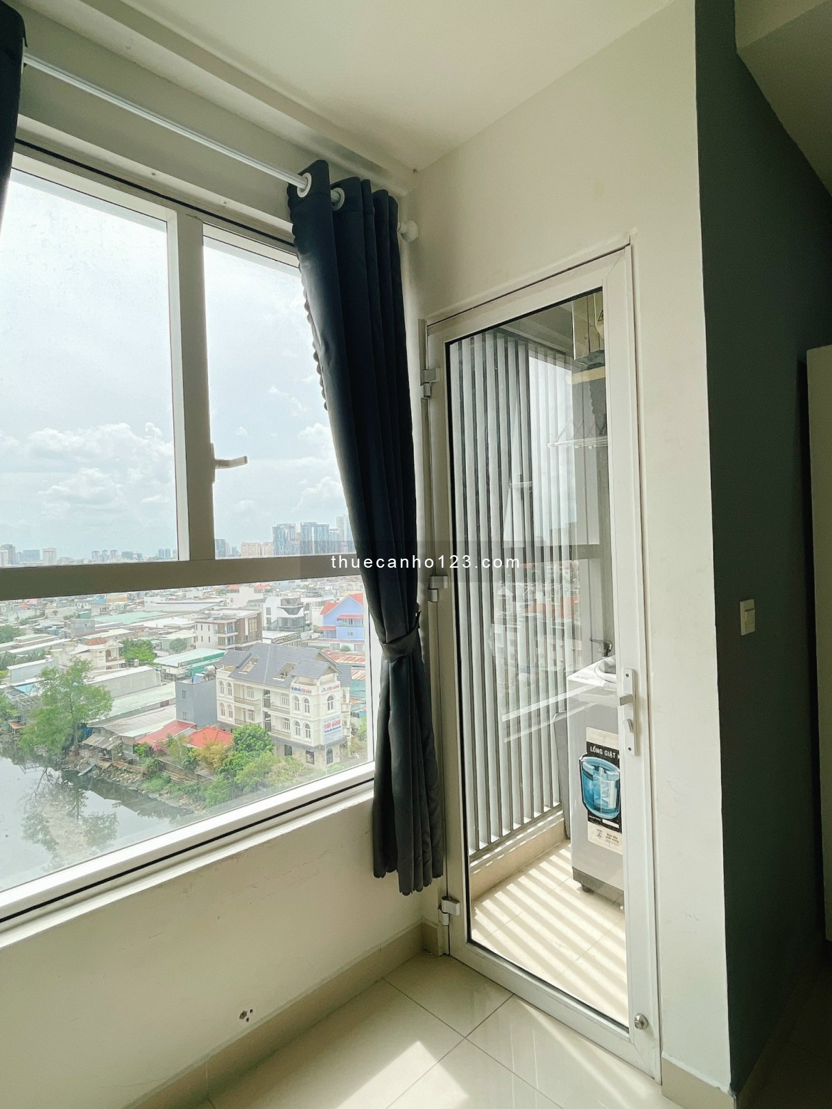 Cần cho thuê căn hộ studio 38m full nội thất Sunrise City view giá chỉ từ 10tr