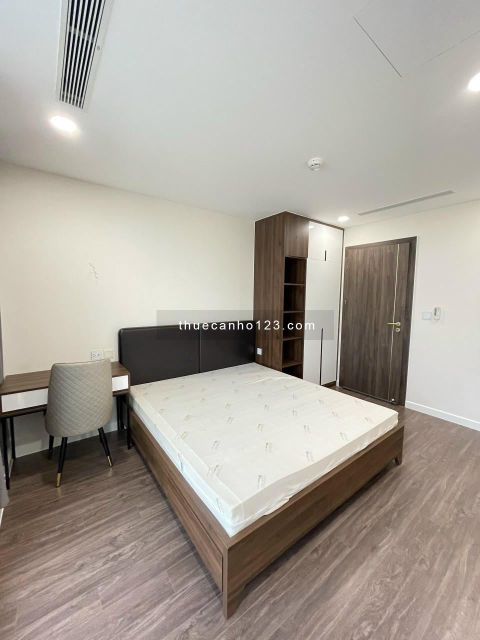 Cho thuê CH Satra Eximland 125m2, 3pn, 2wc, lầu 9, NTCB, bao phí Quản Lý. Giá: 18 tr/th