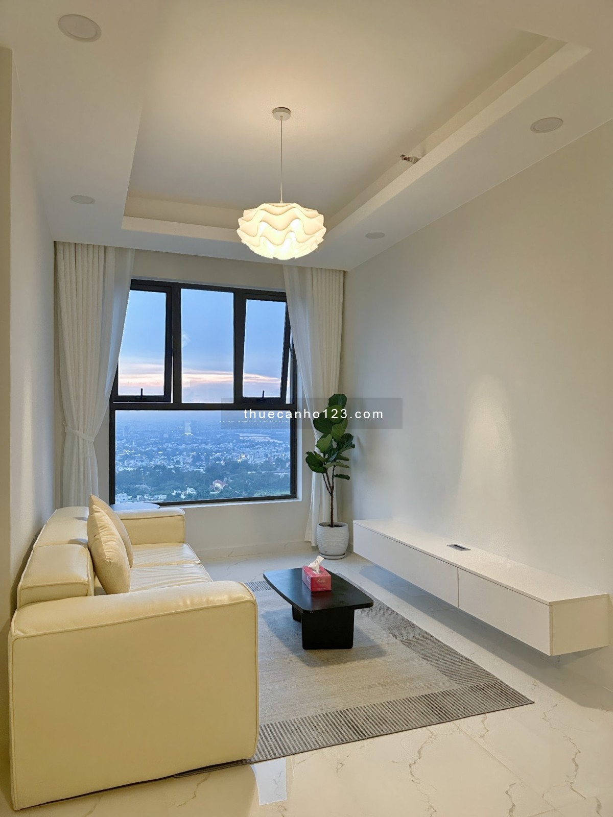 Căn hộ 2 phòng ngủ ấm cúng tầng cao view như Penthouse tại Opal Skyline cần cho thuê, full nội thất