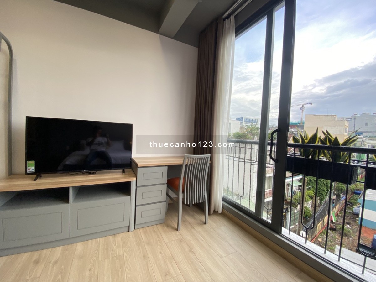 Studio full nội thất cửa sổ lớn gần sân bay