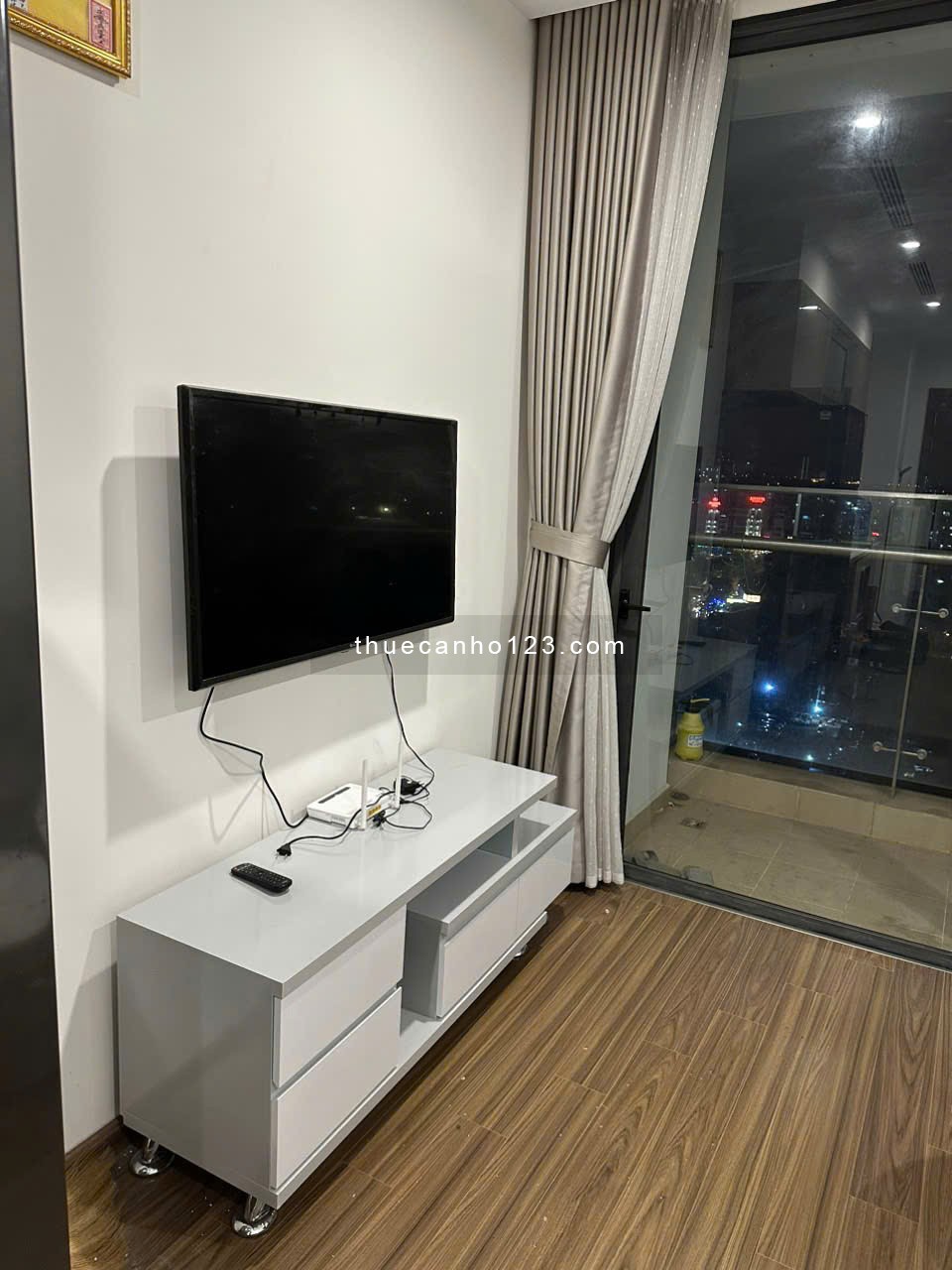 Cho thuê căn hộ Vinhomes West Point, tòa W3 view khách sạn, 2PN, 2WC đủ đồ đẹp