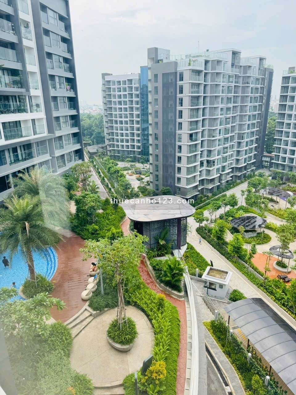 Cho thuê Diamond 3PN, 2WC 121m2 ban công dài 6m full NT mới, 3 view hồ bơi Centery, Plus kèm ô xe