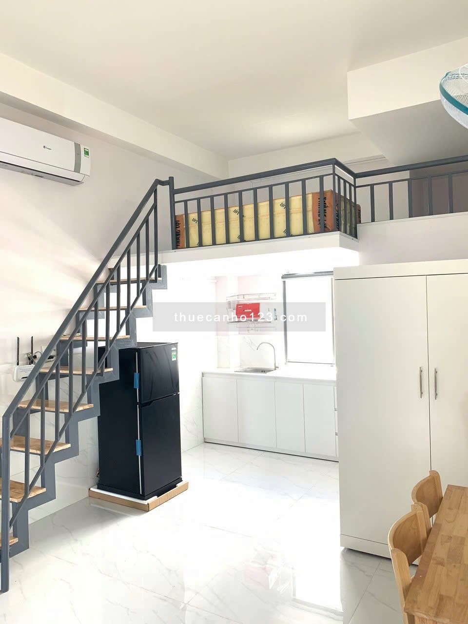 PHÒNG TRỌ GÁC RỘNG NHIỀU CỬA SỔ GẦN MŨI TRƯỜNG CHINH CỘNG HOÀ TÂN BÌNH