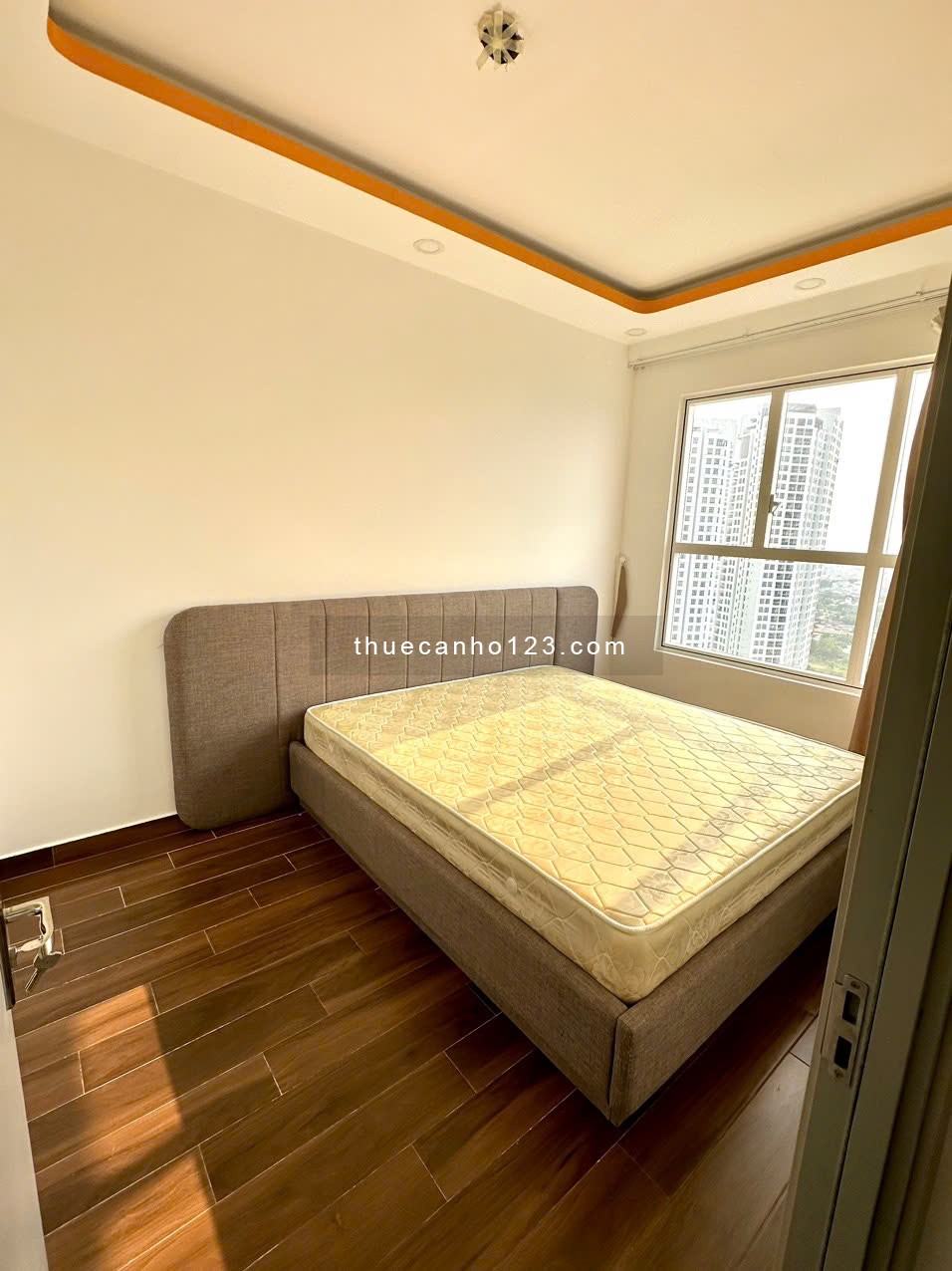 Cho Thuê 3PN, 98m2, Full Nội Thất Gía 24Tr/Tháng Sunrise City View Hotline : 0906233195