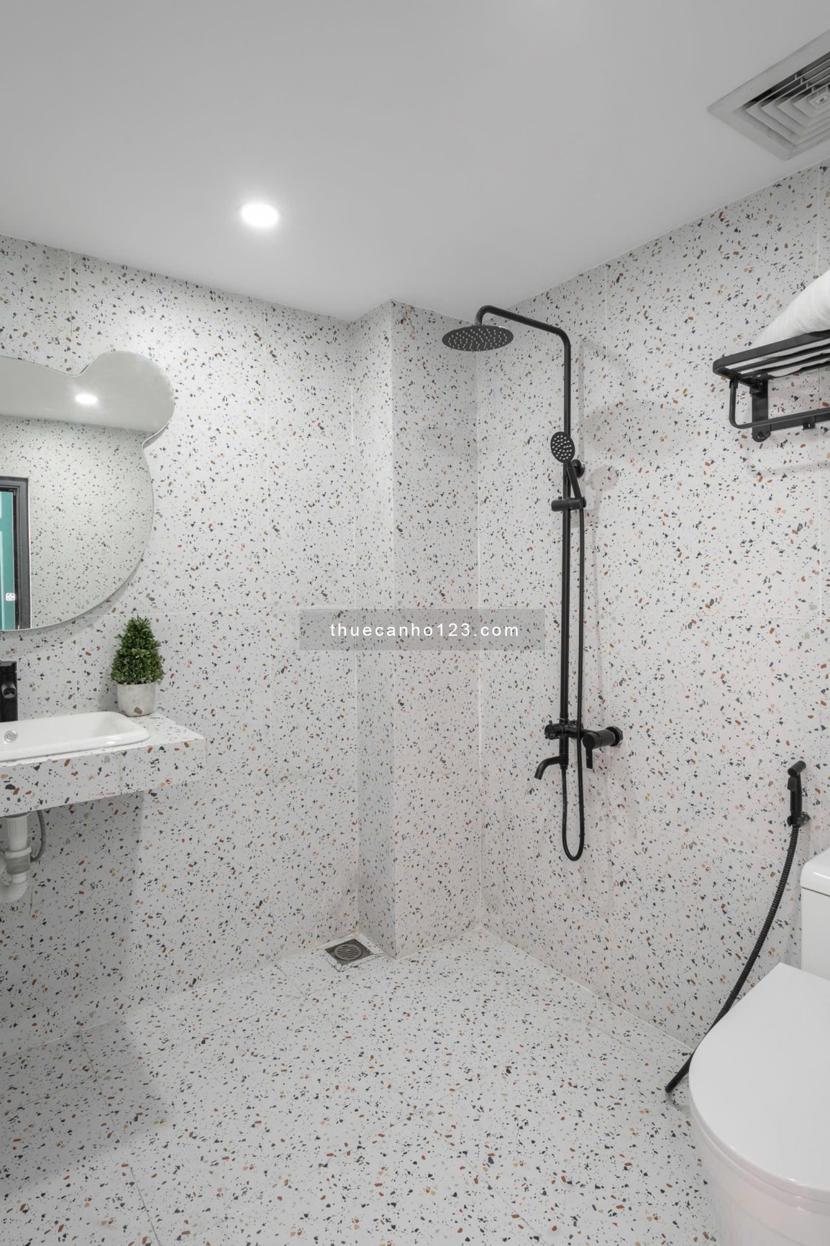 Trống sẵn Studio Ban Công lớn kế bên Sân Bay Tân Sơn Nhất