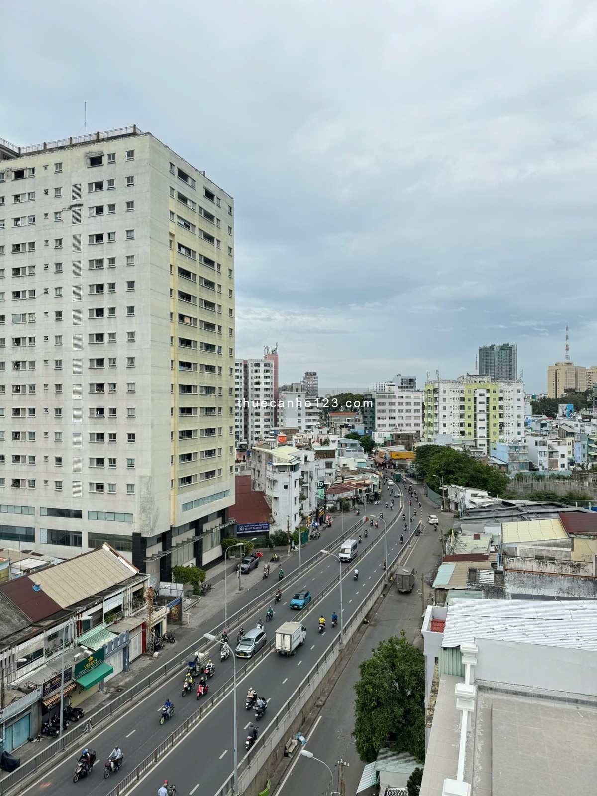 Cho thuê 2 phòng ngủ, 1 phòng khách, cửa sổ lớn thoáng mát, giá tốt