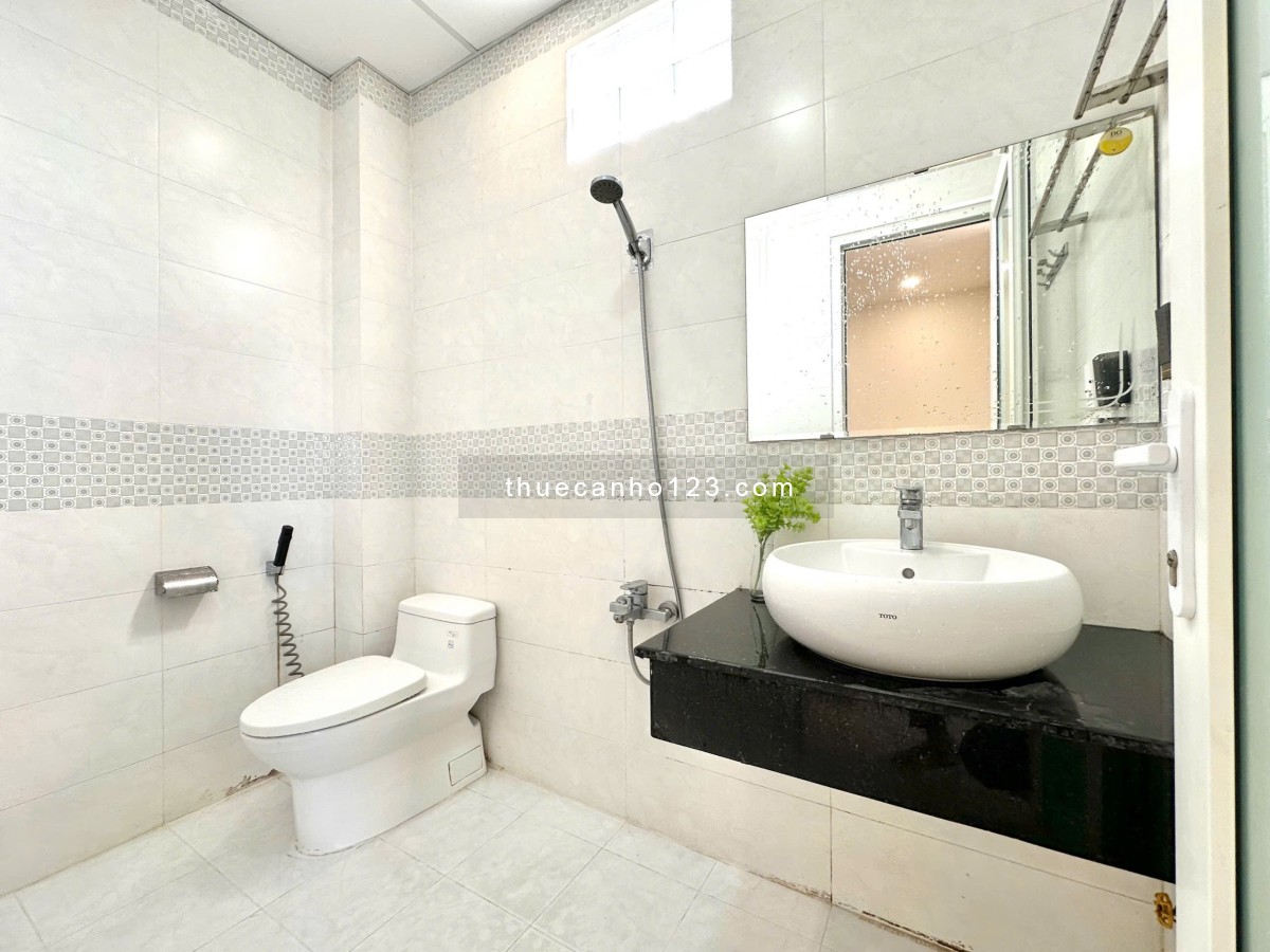 Căn hộ cho thuê ban công, thang máy trung tâm Q3 ngay nút giao Lê Văn Sỹ - Trần Quang Diệu Q3