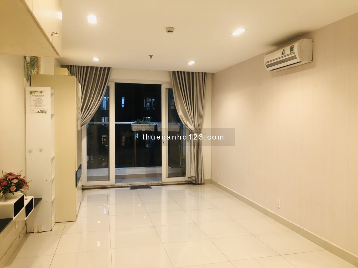 Cho thuê căn hộ Sky Center 1PN, Khu sân bay TSN.Full nội thất. View hồ bơi.