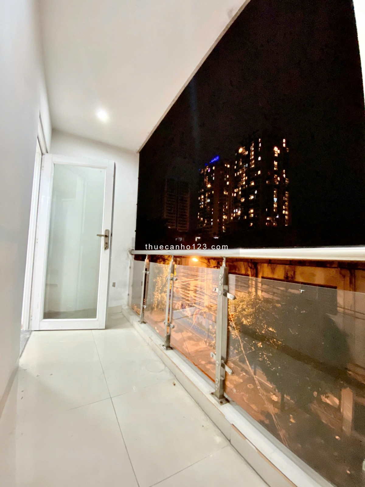 Cho thuê căn hộ ban công tách bếp 50m2 Thành Thái Q10