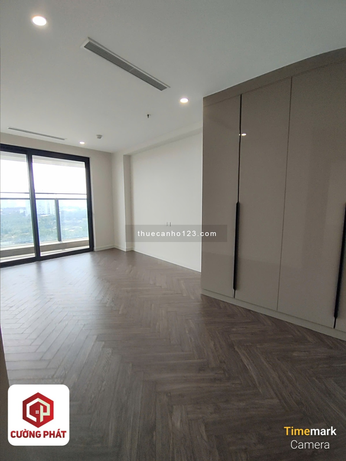 Sunshine Diamond River cho thuê 2 phòng ngủ, mới bàn giao, view đẹp, free phí quản lý.