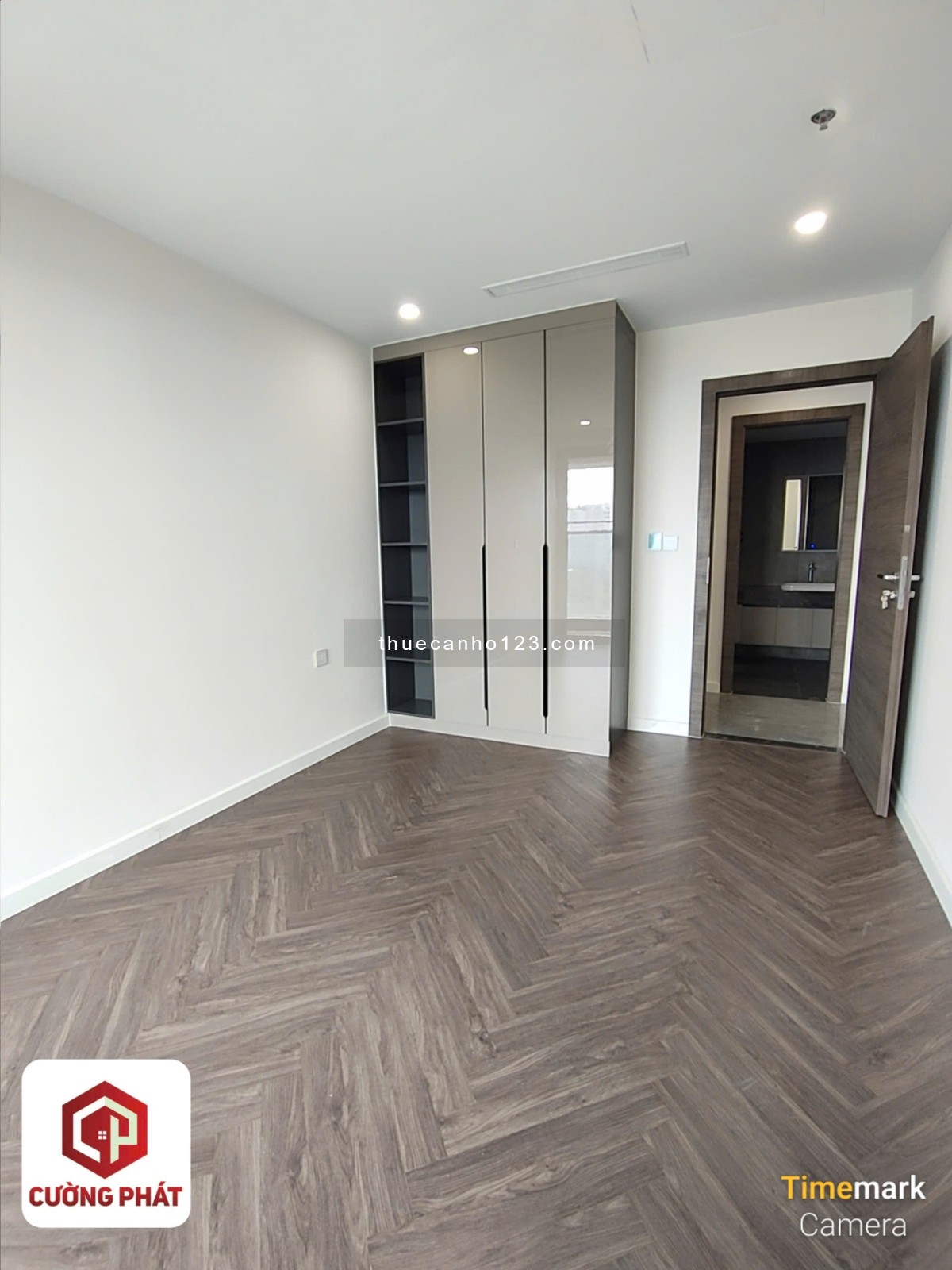 Sunshine Diamond River cho thuê 2 phòng ngủ, mới bàn giao, view đẹp, free phí quản lý.