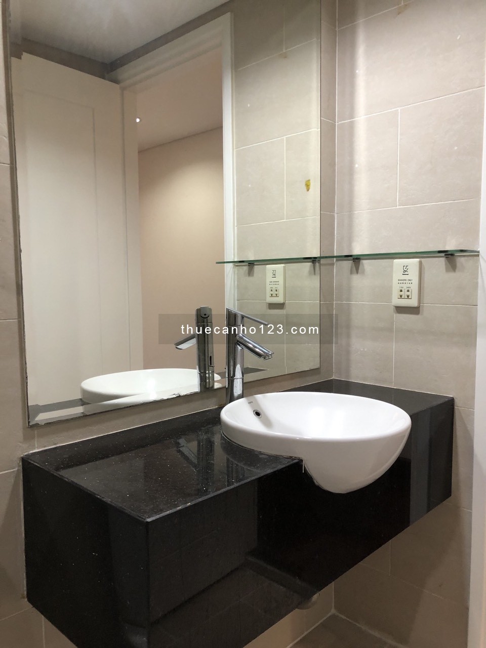 Căn hộ 3 phòng ngủ DT 115m2 tại BOTANIC TOWER tiện nghi đầy đủ chỉ 17 Triệu Tel 0906.887.586