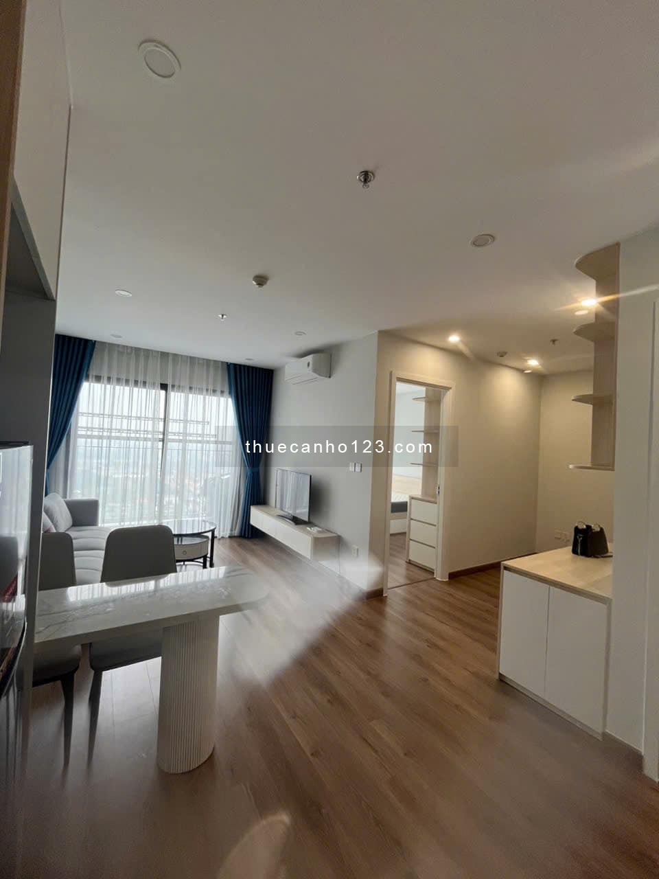 Nhỉnh 9tr - Full nội thất mới 100% - Cho thuê căn 1 Ngủ + 43m2-Vinsmart City- Gần nhà xe nổi