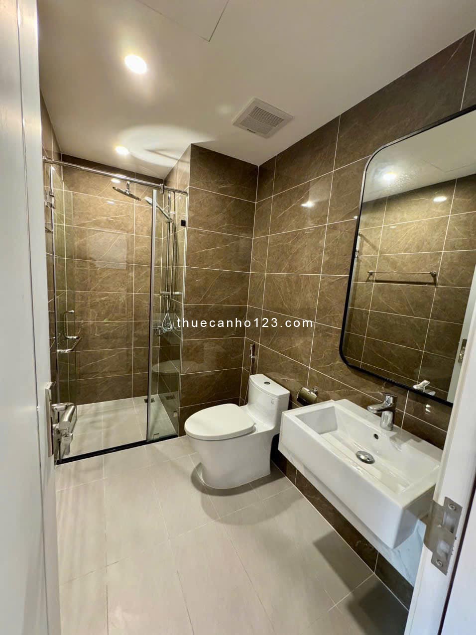 Nhỉnh 9tr - Full nội thất mới 100% - Cho thuê căn 1 Ngủ + 43m2-Vinsmart City- Gần nhà xe nổi