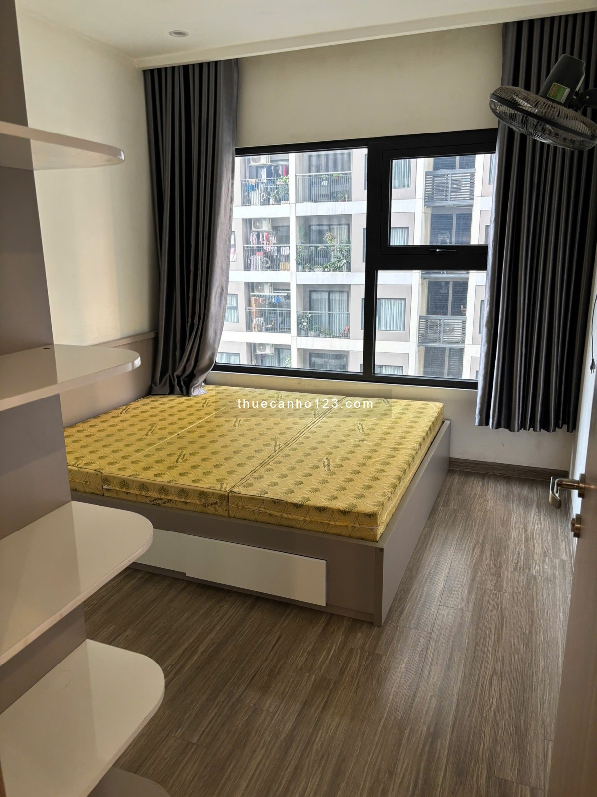 Chính chủ cho thuê gấp căn 2 Ngủ 1VS, 54m2 Vinsmart City, phờ un phun nội thất, giá chỉ 8.5tr