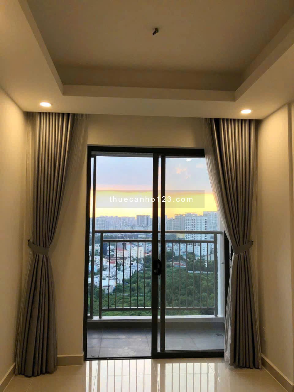Cho thuê căn hộ Q7 Riverside Đào Trí 53,2m2. Có máy lạnh, Rèm, Máy nước nóng, bếp, hút mùi 8,5tr/th
