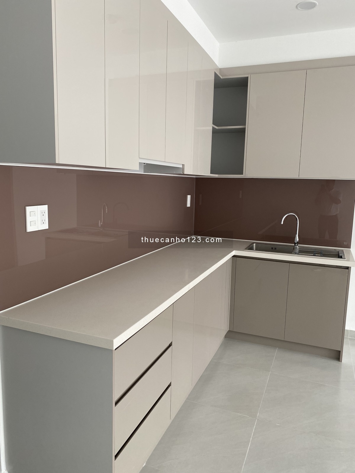 Cho thuê 100 căn hộ MT 63m2-100m2 rèm, máy lạnh, giường, tủ hoặc bếp, máy hút mùi... Full nội thất